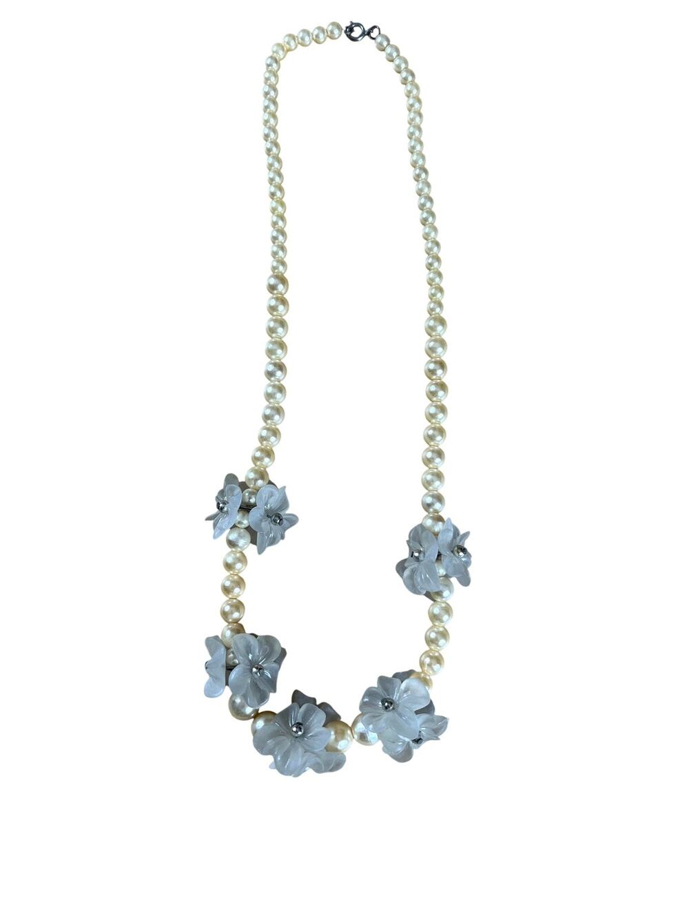 White acrylic faux pearl necklace with frosted acrylic flower accents